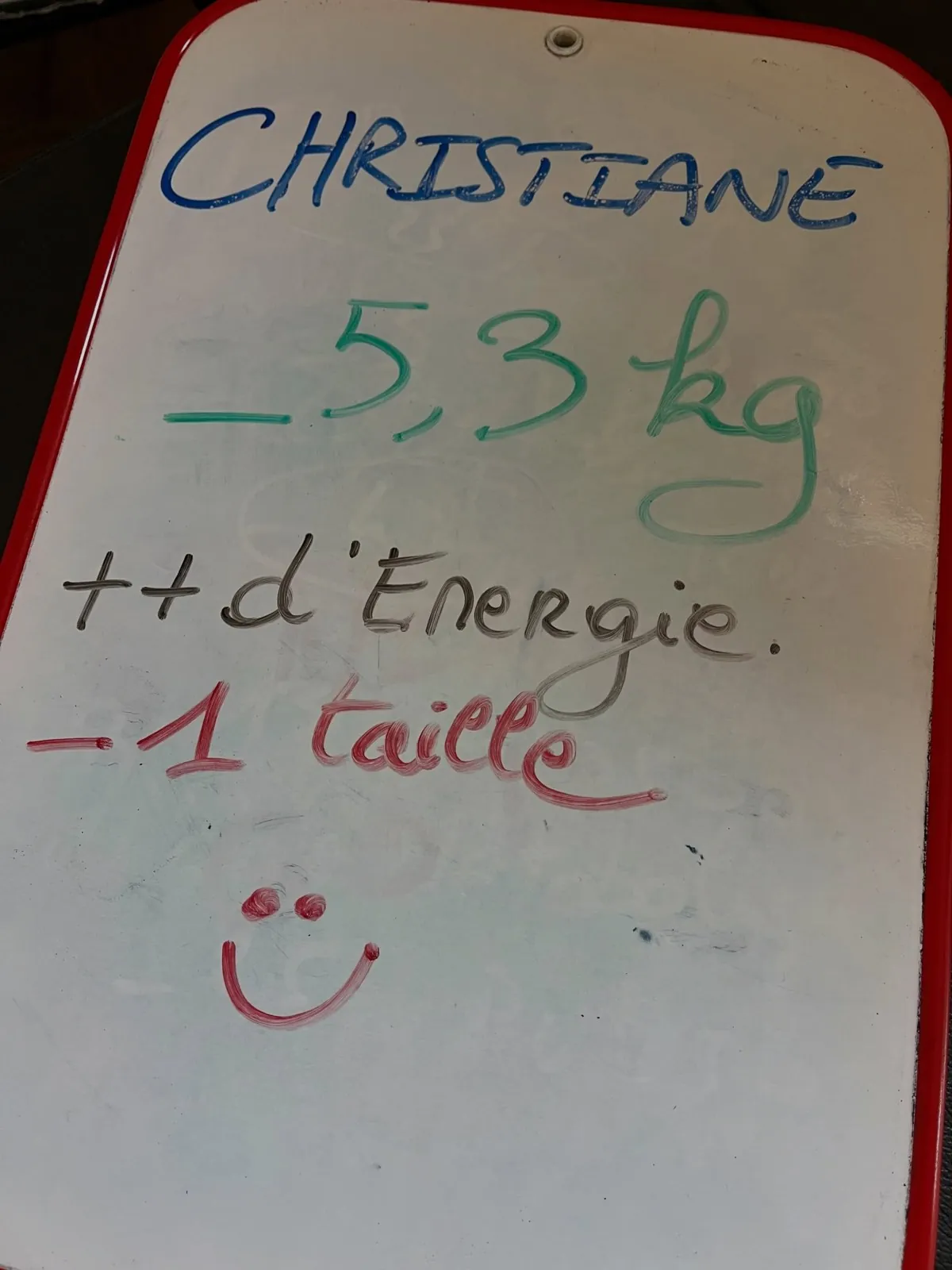 Ardoise de bilan en main, un membre du club Vitality Nutriclub