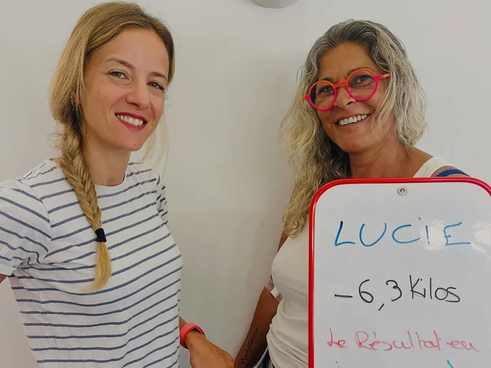 Anaïs et une membre du club Vitality Nutriclub avec l’ardoise du résultat