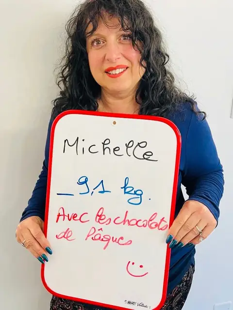 Une ardoise blanche, un bilan écrit dessus, une membre qui le présente depuis la salle du club