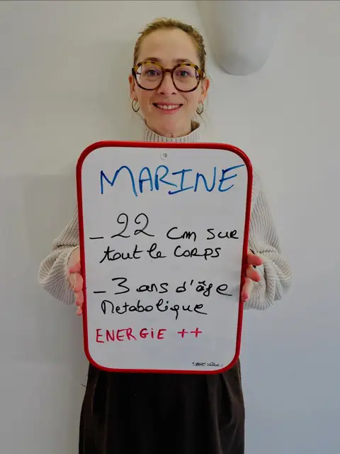 Une ardoise blanche, un bilan écrit dessus, une membre qui le présente depuis la salle du club