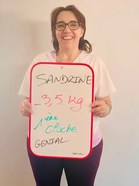 Une membre rayonnante dévoile, sur son ardoise, le résultat de son bilan au club