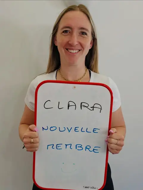 Une membre rayonnante dévoile, sur son ardoise, le résultat de son bilan au club