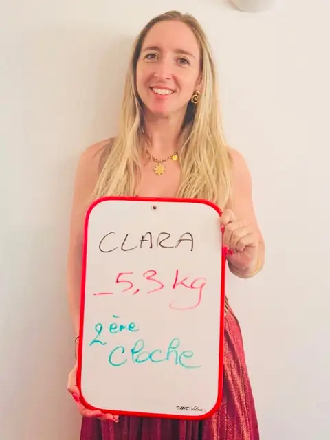 Une ardoise blanche, un bilan écrit dessus, une membre qui le présente depuis la salle du club