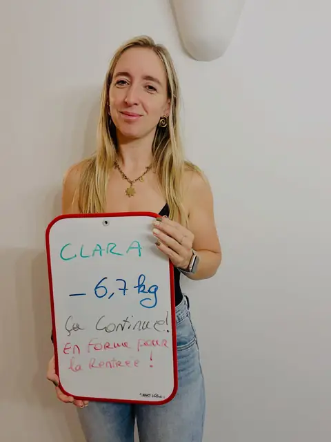 Une membre rayonnante dévoile, sur son ardoise, le résultat de son bilan au club