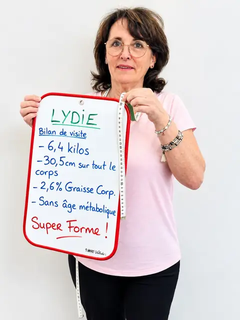 Une ardoise blanche, un bilan écrit dessus, une membre qui le présente depuis la salle du club