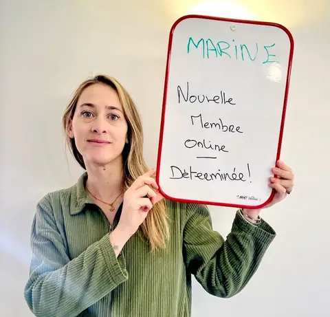 Une membre rayonnante dévoile, sur son ardoise, le résultat de son bilan au club