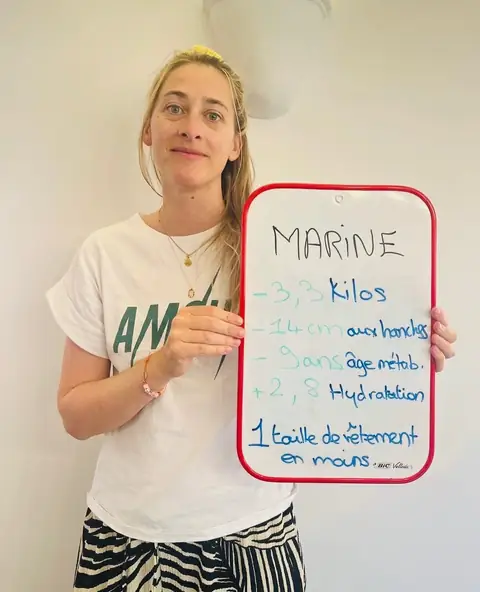 Une ardoise blanche, un bilan écrit dessus, une membre qui le présente depuis la salle du club
