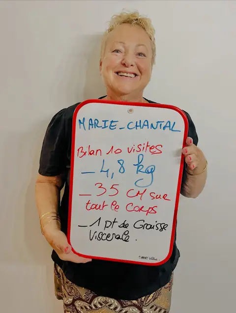 Une membre rayonnante dévoile, sur son ardoise, le résultat de son bilan au club