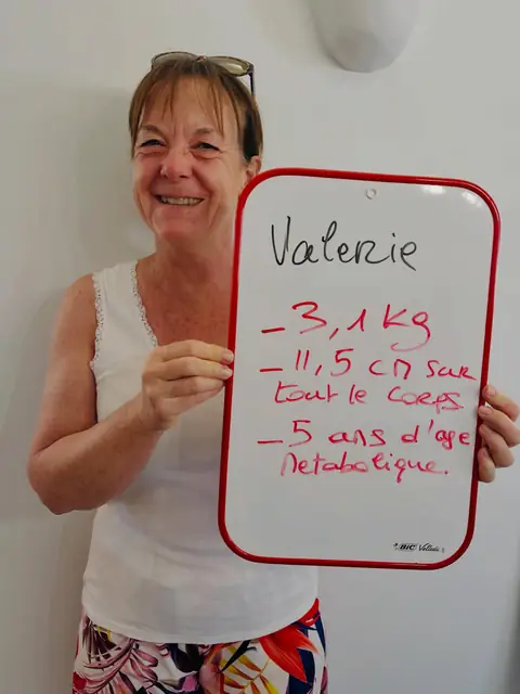Une membre du club Vitality Nutriclub avec son ardoise de bilan