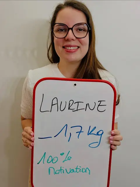 Une membre rayonnante dévoile, sur son ardoise, le résultat de son bilan au club