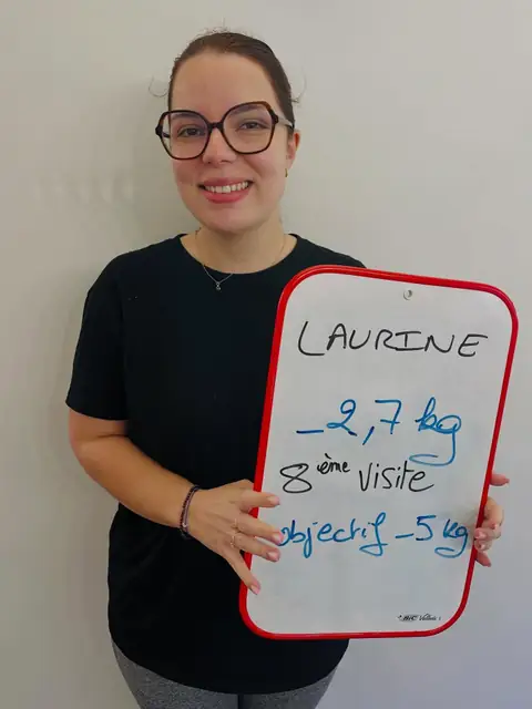 Une ardoise blanche, un bilan écrit dessus, une membre qui le présente depuis la salle du club