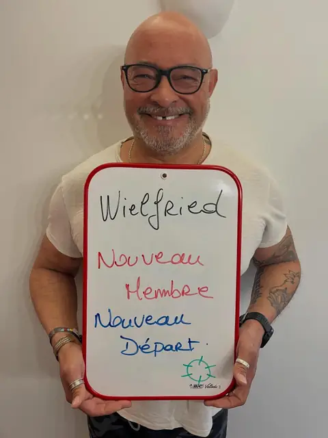 Une ardoise blanche, un bilan écrit dessus, un membre qui le présente depuis la salle du club