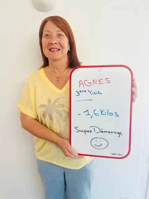 Ardoise du bilan en évidence, une membre du club de Cagnes-sur-Mer prend la pose