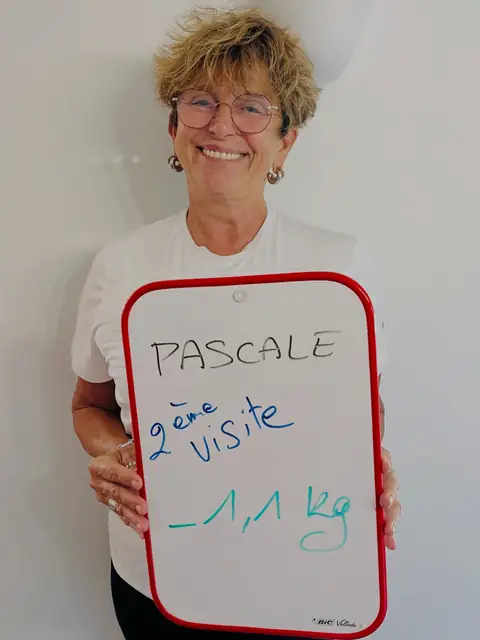 Une ardoise blanche, un bilan écrit dessus, une membre qui le présente depuis la salle du club