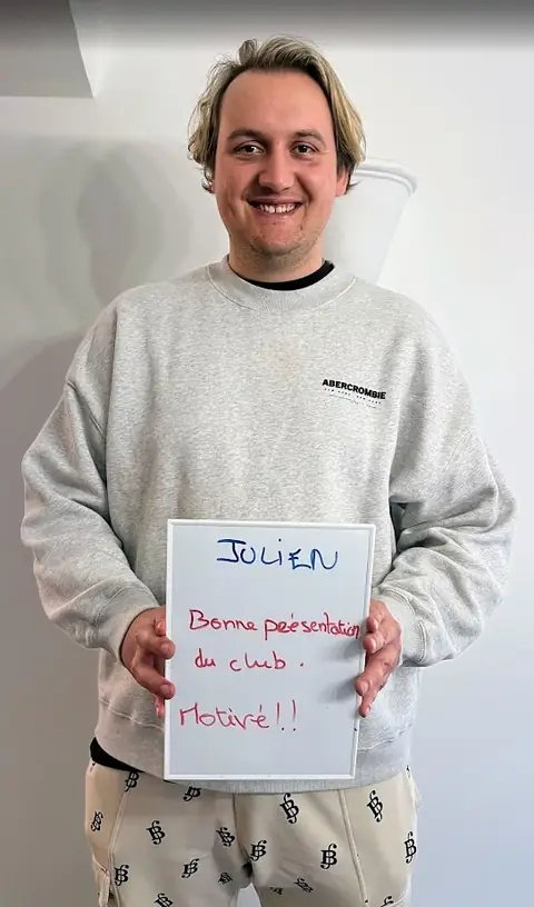 Une ardoise blanche, un bilan écrit dessus, un membre qui le présente depuis la salle du club